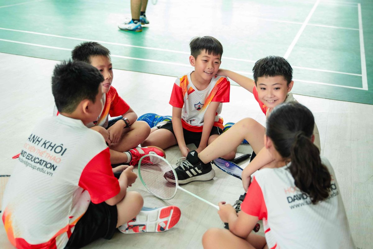 Các bé cấp 1 - lớp học cầu lông quận 12